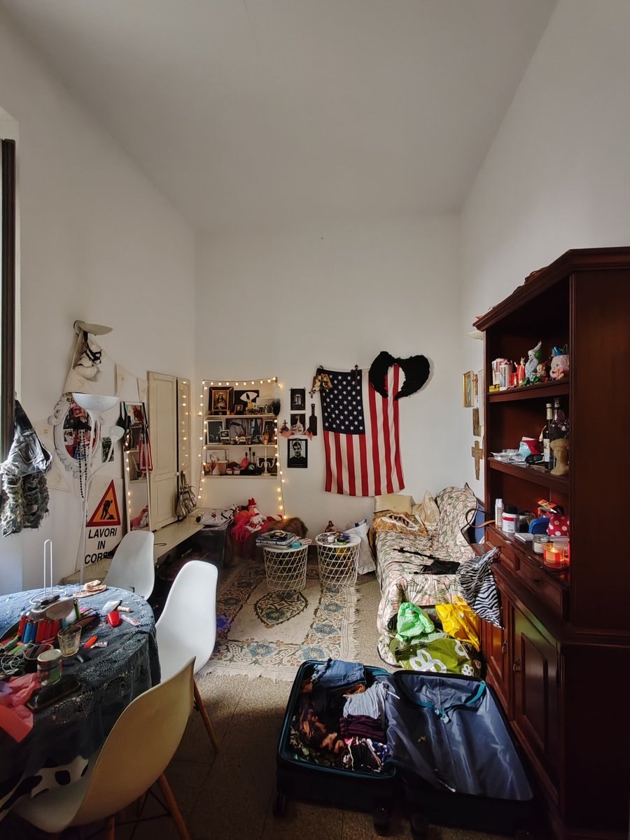 Salotto di Secret Courtyard Milano prima della ristrutturazione, con arredi datati